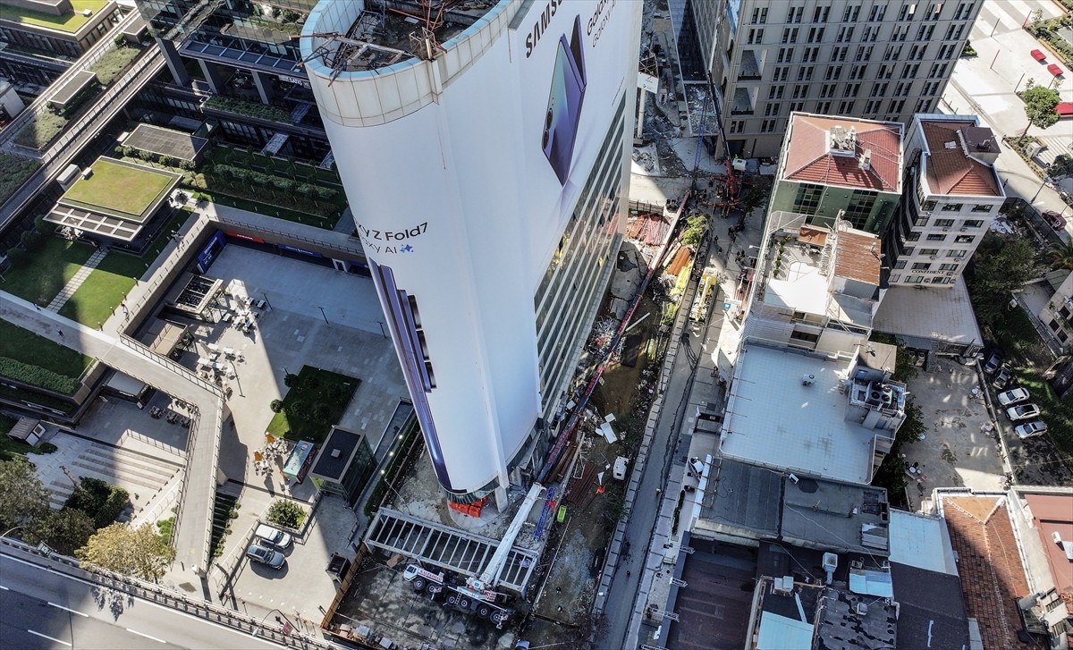 Şişli'de, kız öğrencilerin kaldığı yurt binasına devrilen vincin kolu, duvarın bir kısmını yıkarak...
