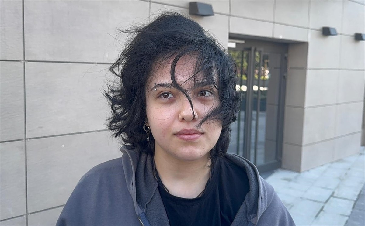 Şişli'de, kız öğrencilerin kaldığı yurt binasına devrilen vincin kolu, duvarın bir kısmını yıkarak...