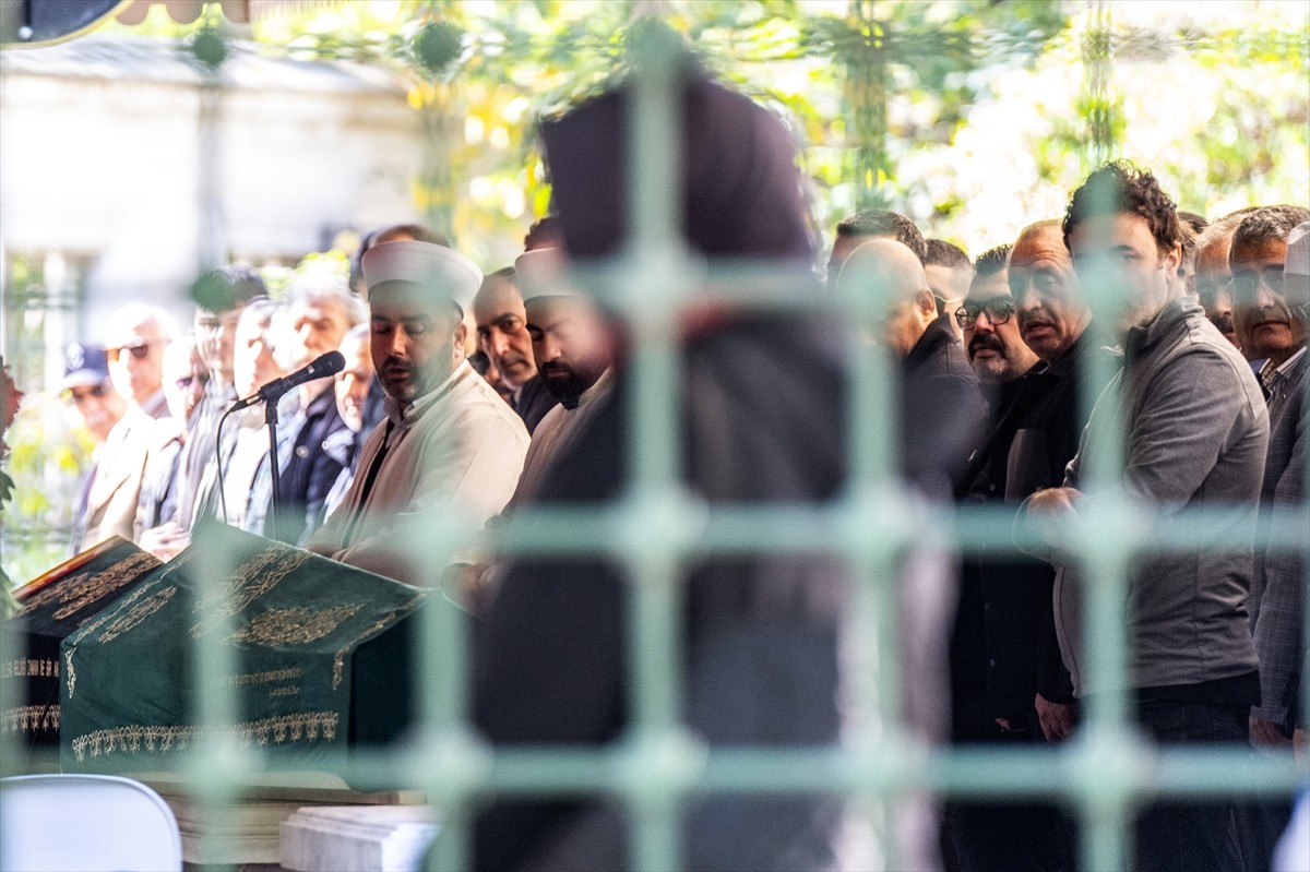 Şişli'de uğradığı silahlı saldırıda hayatını kaybeden avukat Serdar Öktem'in cenazesi toprağa...