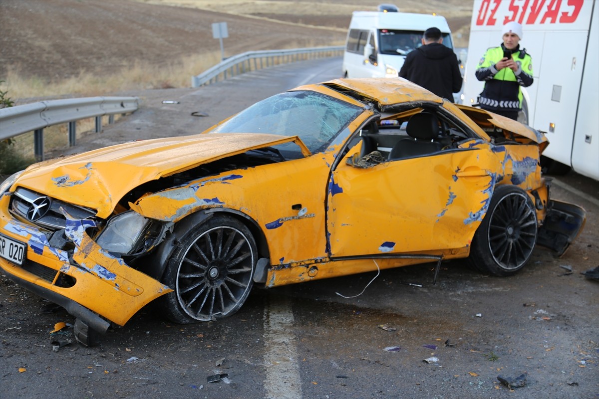 Sivas'ın Gemerek ilçesinde çarpışan iki otomobilin sürücüleri ağır yaralandı.