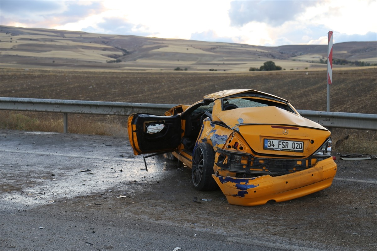 Sivas'ın Gemerek ilçesinde çarpışan iki otomobilin sürücüleri ağır yaralandı.