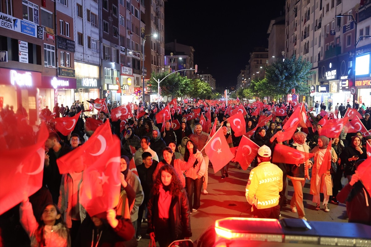 Sivas'ta, Cumhuriyet'in 102. yıl dönümü ve 29 Ekim Cumhuriyet Bayramı dolayısıyla fener alayı...