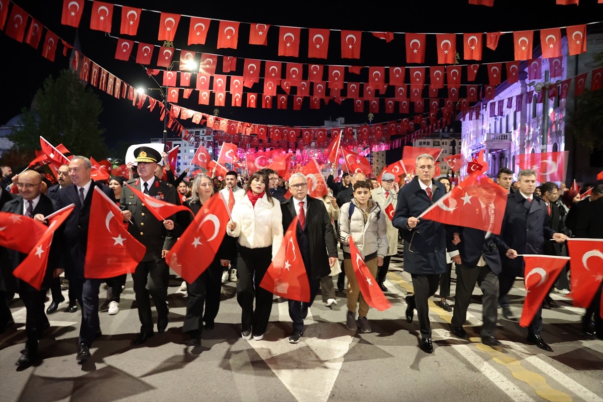 Sivas'ta, Cumhuriyet'in 102. yıl dönümü ve 29 Ekim Cumhuriyet Bayramı dolayısıyla fener alayı...