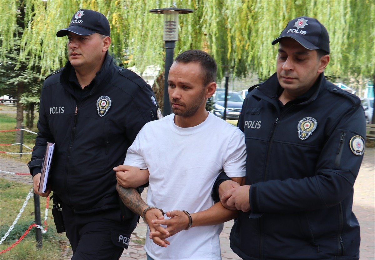 Sivas'ta toplu taşıma aracında şehit babasıyla tartışan ve hakaret eden halk otobüsü şoförü...