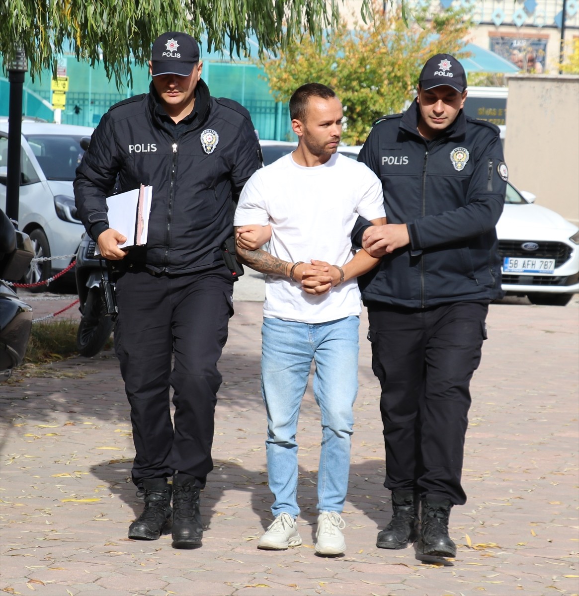 Sivas'ta toplu taşıma aracında şehit babasıyla tartışan ve hakaret eden halk otobüsü şoförü...