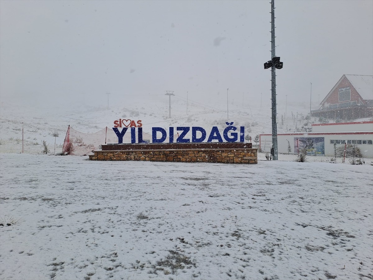 Sivas'ta Yıldız Dağı Kış Sporları ve Turizm Merkezi'ne mevsimin ilk karı yağdı.