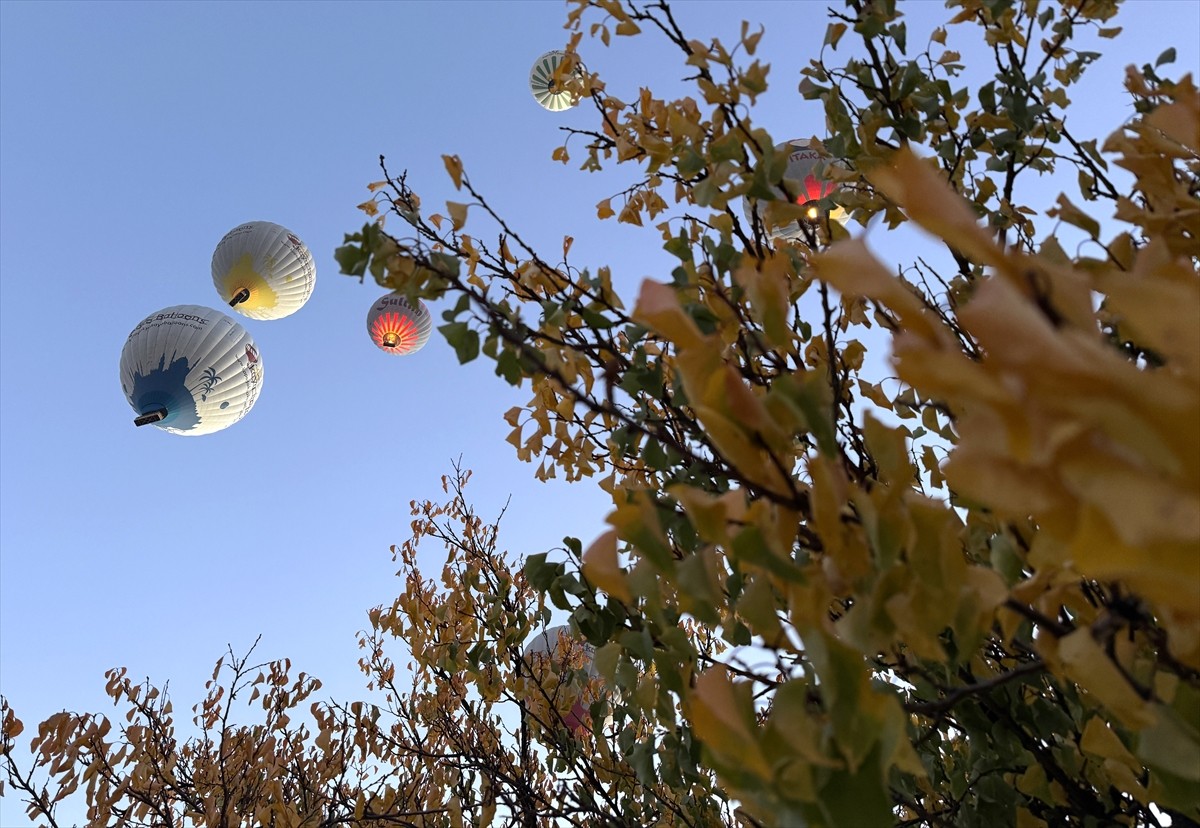 Sonbahar nedeniyle sararan yaprakların peribacalarıyla bütünleştiği Kapadokya'da görülmeye değer...