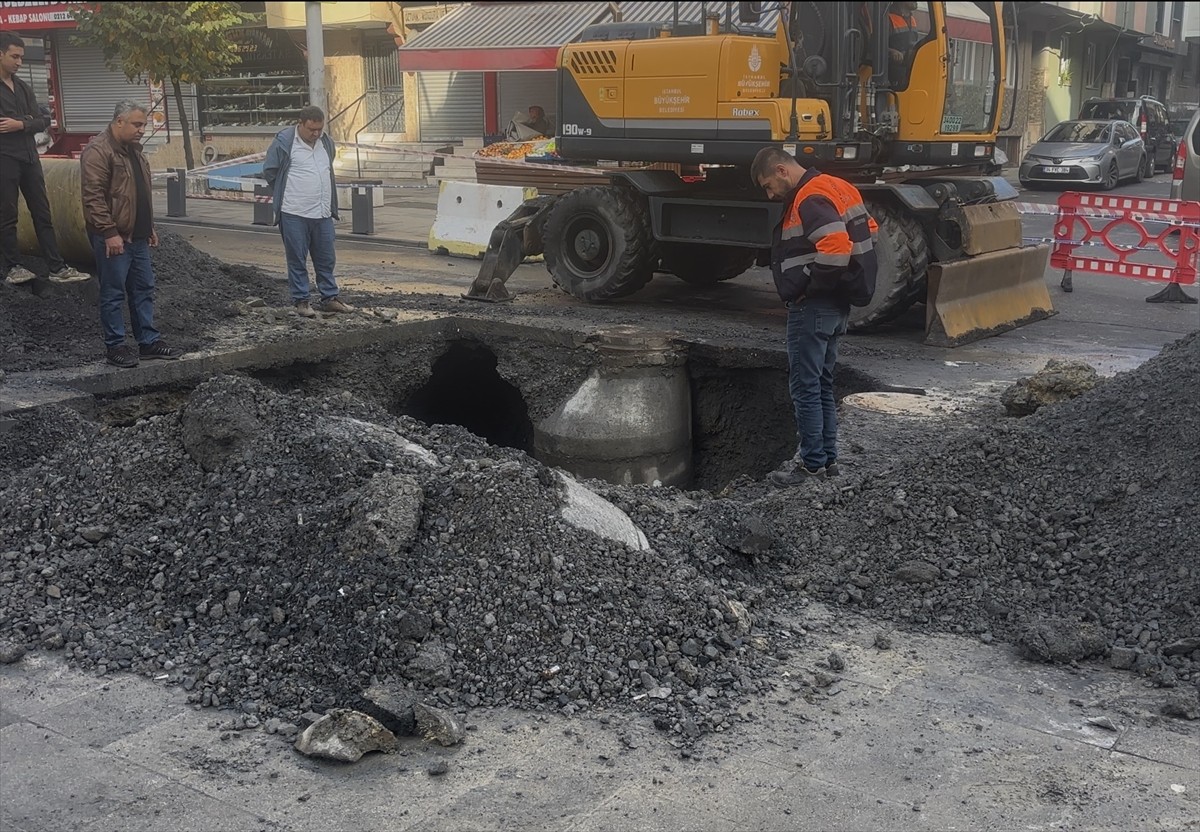 Sultangazi’de Cebeci Mahallesi 1. Cebeci Caddesi'nde kanalizasyon geçen bölümde akşam saatlerinde...