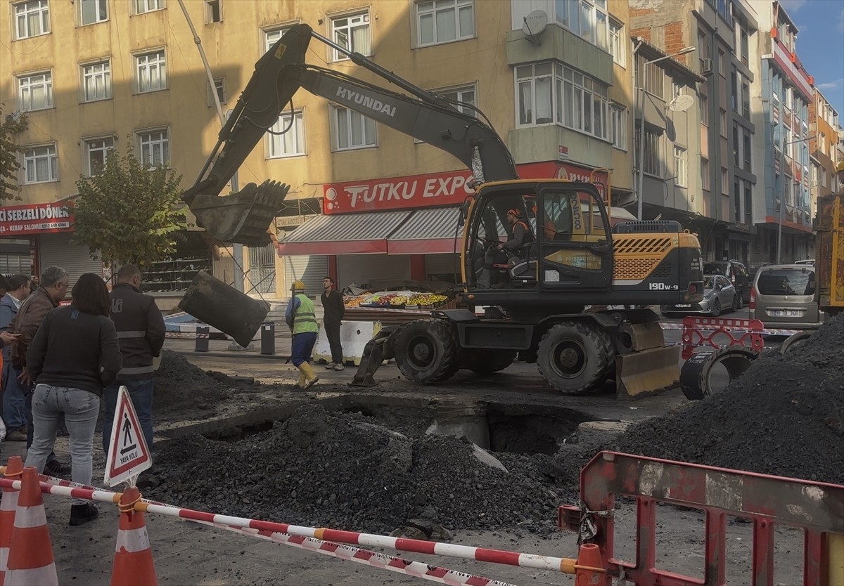 Sultangazi’de Cebeci Mahallesi 1. Cebeci Caddesi'nde kanalizasyon geçen bölümde akşam saatlerinde...
