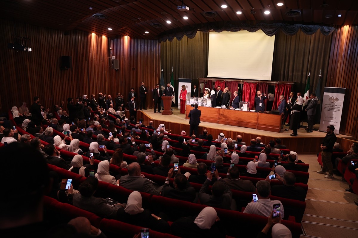 Suriye Cumhurbaşkanı Ahmed Şara, Esed rejiminin yıkılmasının ardından yapılan ilk Halk Meclisi...