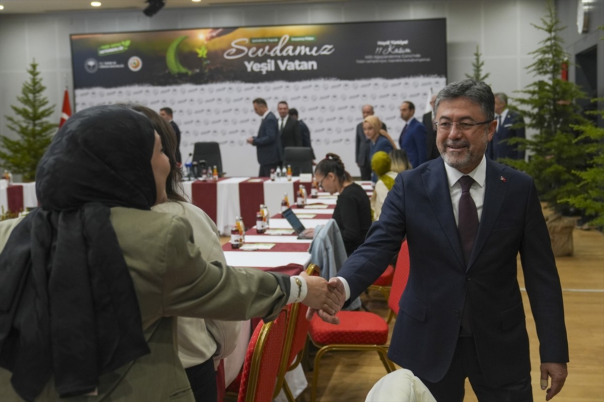 Tarım ve Orman Bakanı İbrahim Yumaklı (sağda), "Yeşil Vatan Seferberliği"ne ilişkin düzenlenen...