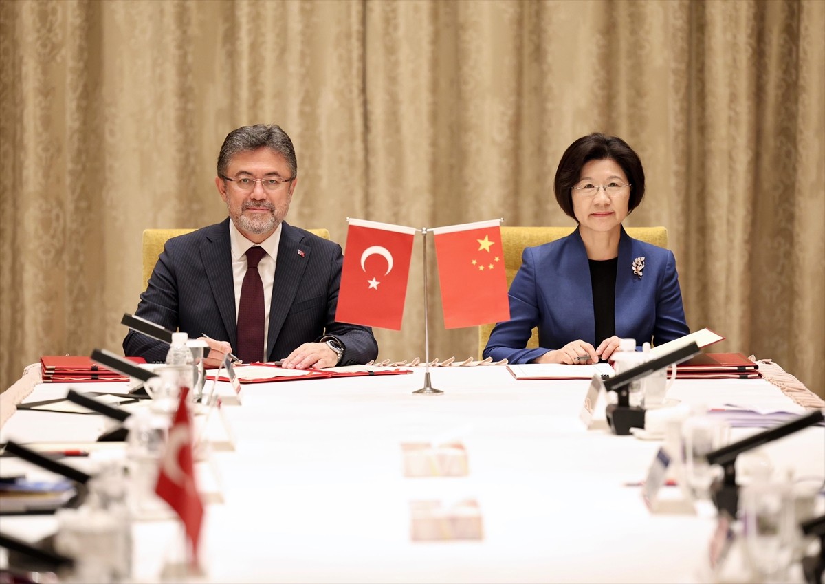 Tarım ve Orman Bakanı İbrahim Yumaklı (solda), Çin'i ziyaretinde, Şanghay şehrinde, bakan...