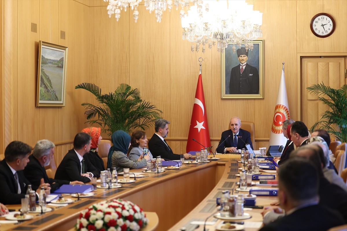 TBMM Başkanı Numan Kurtulmuş, Büyük Aile Platformu üyelerini, TBMM Başkanlığı Divan Salonu'nda...