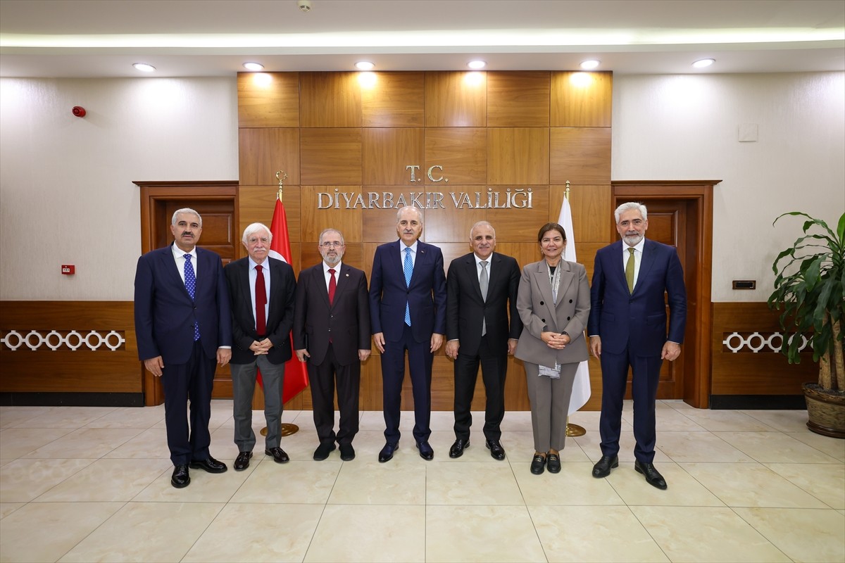 TBMM Başkanı Numan Kurtulmuş, Diyarbakır'da Valiliği ziyarette bulundu. Kurtulmuş, Diyarbakır...