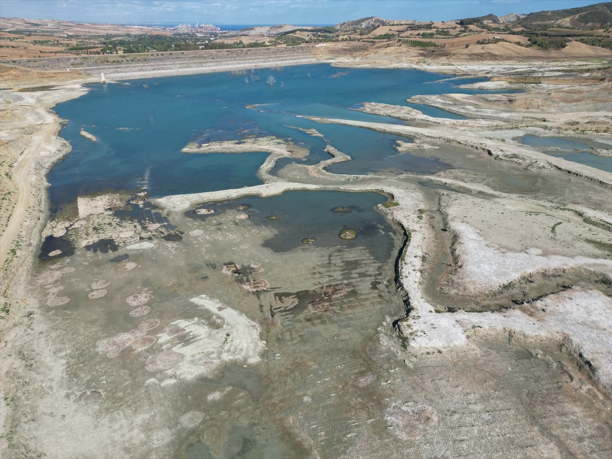 Tekirdağ'da içme suyu ve tarımsal sulamada kullanılan Naip Barajı'nda kuraklığın etkisiyle su...