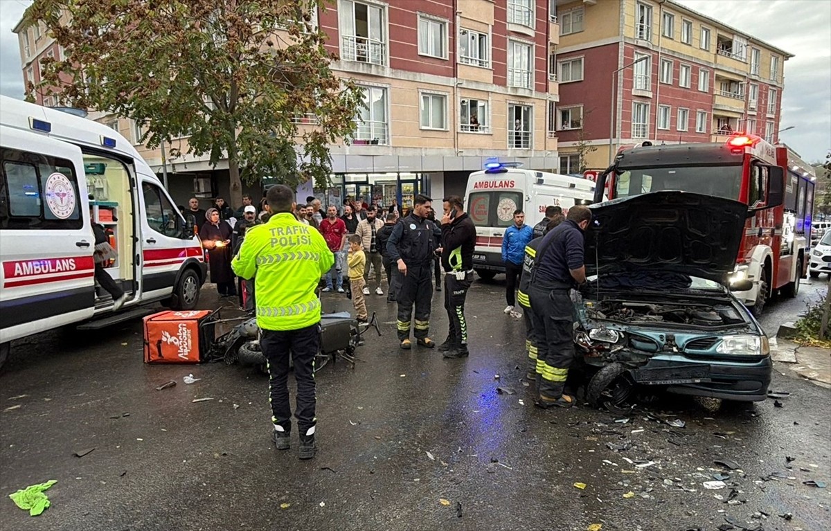  Tekirdağ'ın Çorlu ilçesinde motosikletin otomobille çarpıştığı kazada 2 kişi yaralandı.
