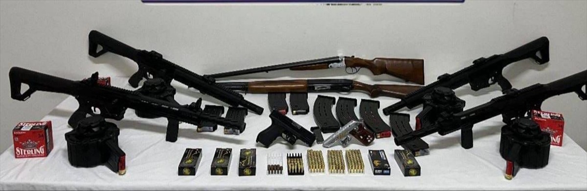 Tekirdağ'ın Ergene ilçesinde ruhsatsız 8 silahın bulunduğu çiftlikte gözaltına alınan 2 şüpheli...