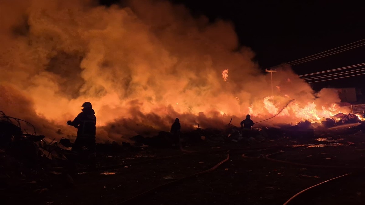 Tekirdağ'ın Kapaklı ilçesinde atıkların toplandığı alanda çıkan yangına müdahale...