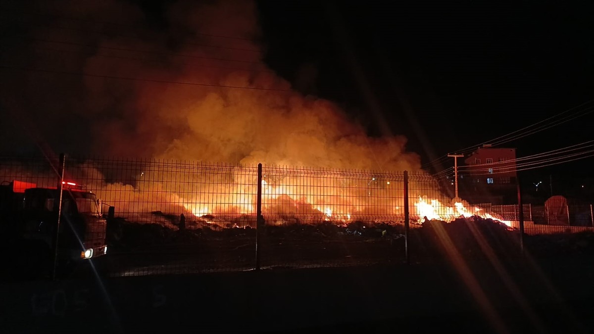 Tekirdağ'ın Kapaklı ilçesinde atıkların toplandığı alanda çıkan yangına müdahale...