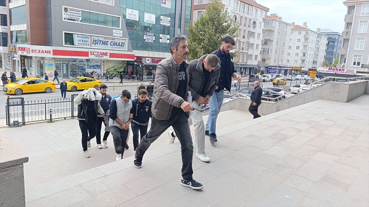 Tekirdağ'ın Kapaklı ilçesinde uyuşturucu ticareti yaptıkları gerekçesiyle gözaltına alınan 4...