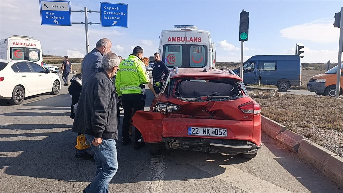 Tekirdağ'ın Saray ilçesinde hafif ticari araç ile otomobilin çarpışması sonucu 3 kişi...