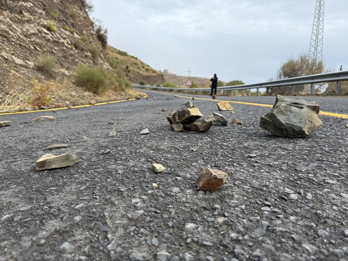 Tekirdağ'ın Şarköy ilçesinde etkili olan sağanak nedeniyle yamaçlardan kopan kaya parçaları kara...