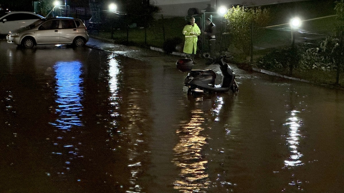 Tekirdağ'ın Süleymanpaşa ilçesinde, sağanak nedeniyle bazı ev ve iş yerlerinde su baskınları...