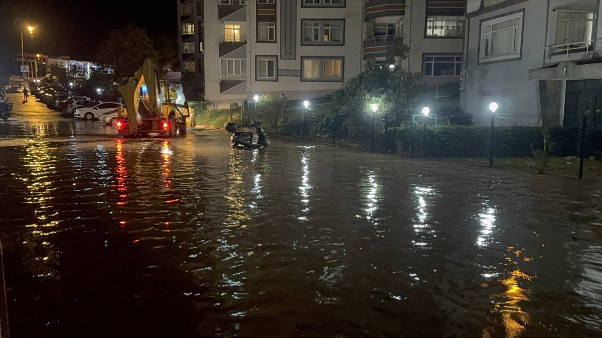 Tekirdağ'ın Süleymanpaşa ilçesinde, sağanak nedeniyle bazı ev ve iş yerlerinde su baskınları...