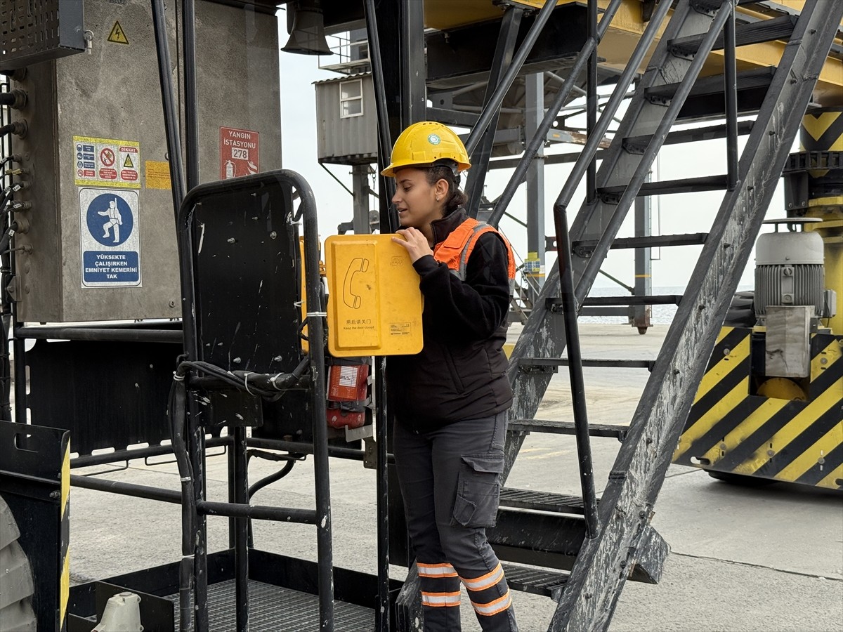 Tekirdağ Asyaport Limanı'nda vinç operatörü olarak görev yapan 21 yaşındaki Şifa Çuhadar...