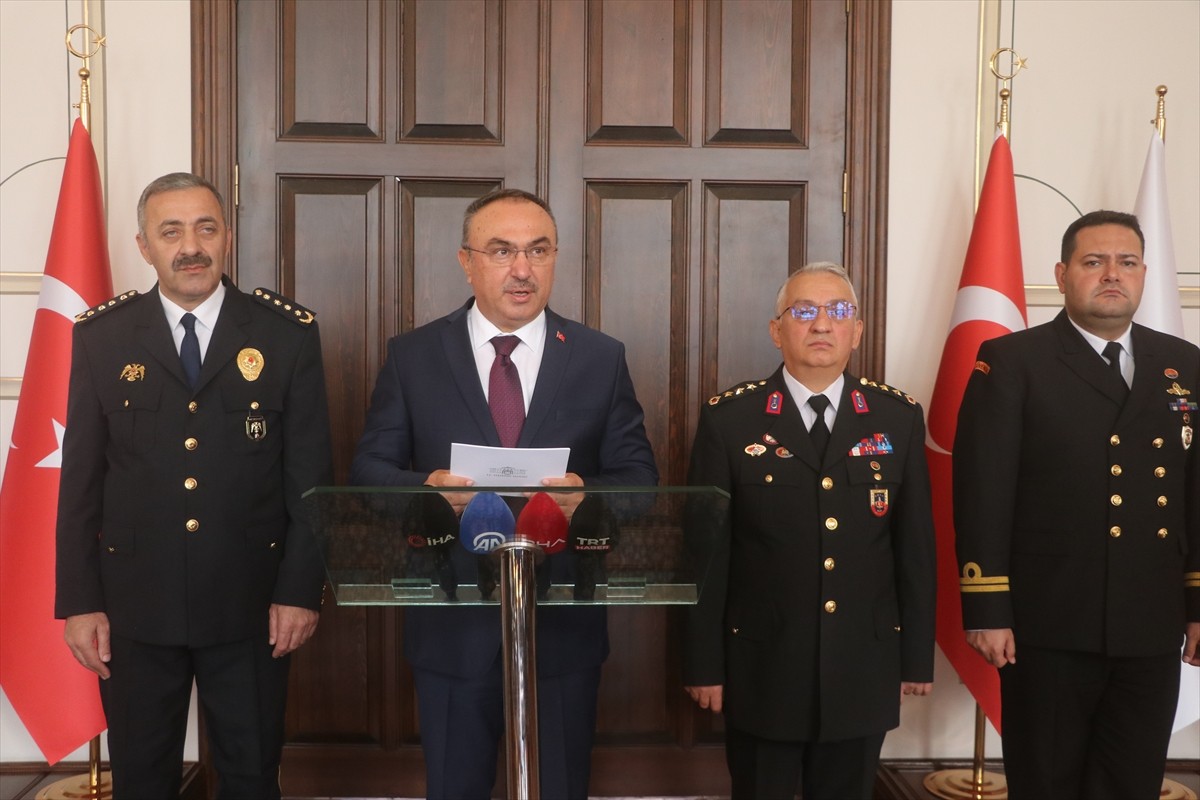 Tekirdağ Valisi Recep Soytürk, Valilikte düzenlenen asayiş toplantısının ardından gazetecilere...