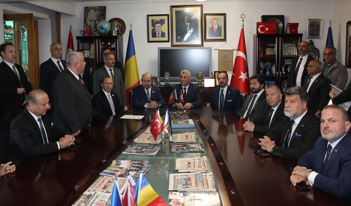 Ticaret Bakanı Ömer Bolat (ortada), çeşitli temaslarda bulunmak üzere geldiği Romanya'nın başkenti...