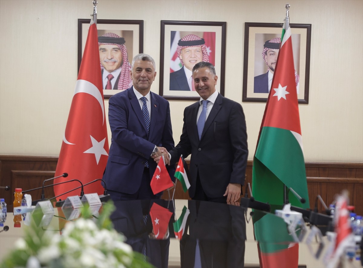 Ticaret Bakanı Ömer Bolat (solda), Ürdün Sanayi, Ticaret ve Tedarik Bakanı Yarub el-Kudat (sağda)...