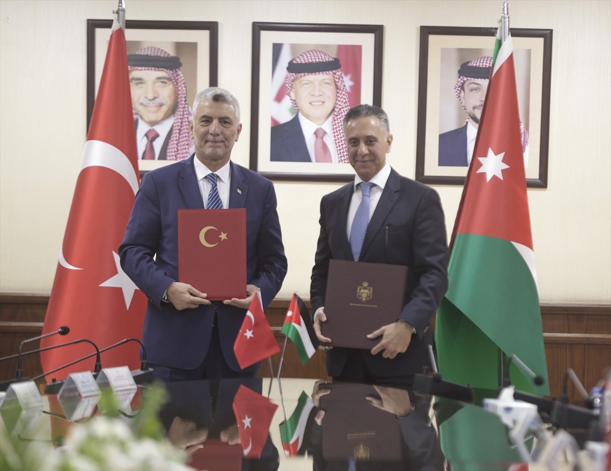 Ticaret Bakanı Ömer Bolat (solda), Ürdün Sanayi, Ticaret ve Tedarik Bakanı Yarub el-Kudat (sağda)...