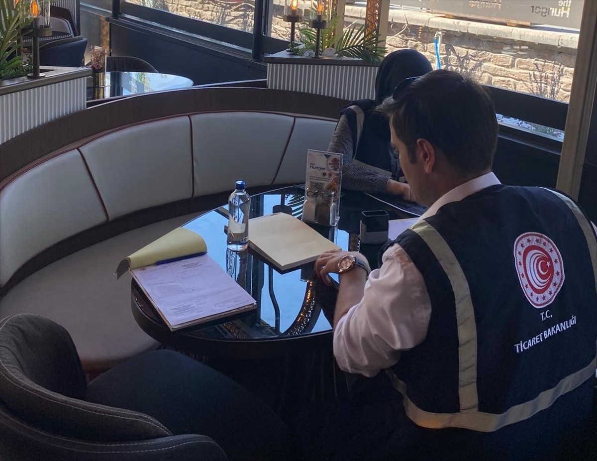 Ticaret Bakanlığı ekipleri, bazı kafe ve lokantalarda fahiş fiyatlı su satışına yönelik denetim...