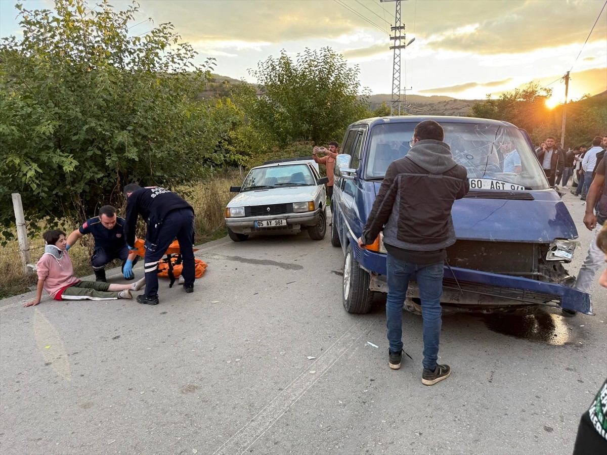 Tokat’ın Erbaa ilçesinde otomobille minibüsün çarpıştığı kazada 5 kişi yaralandı.