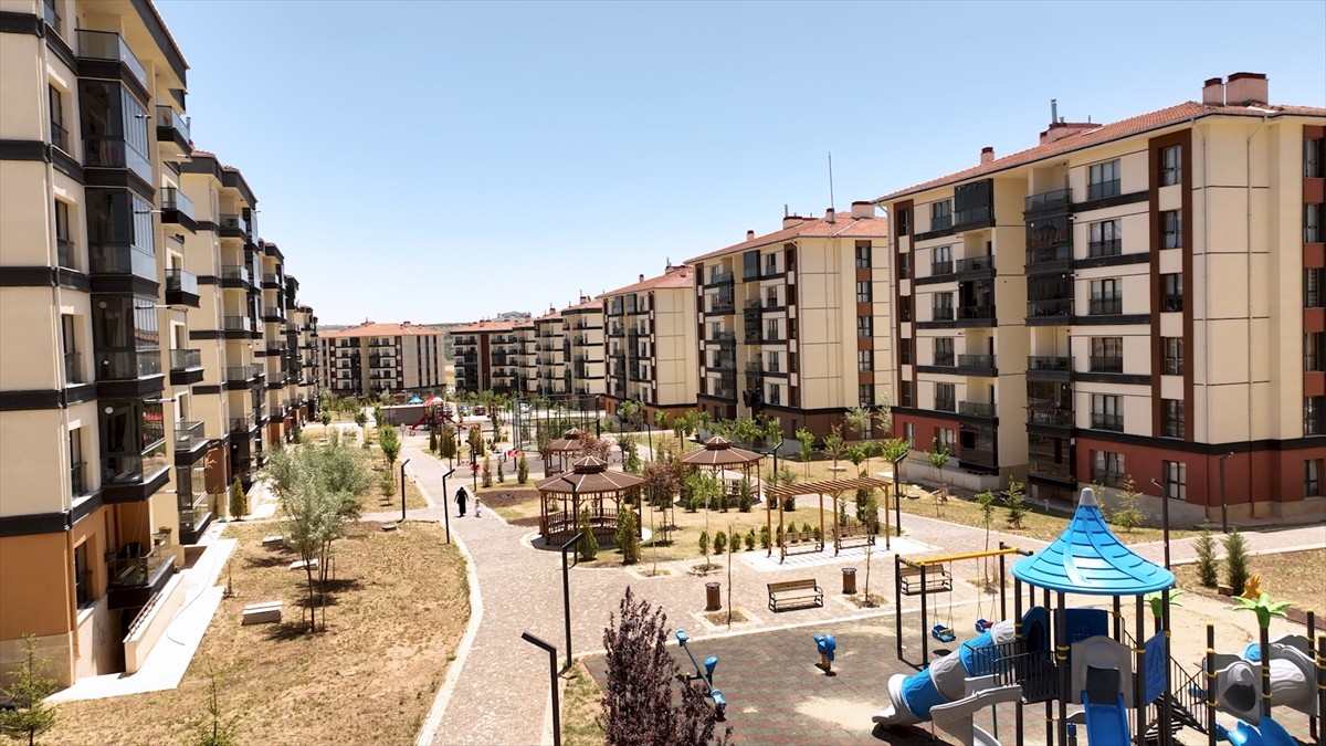 TOKİ, sosyal konut projeleri kapsamında Türkiye'nin dört bir yanındaki dar gelirli vatandaşlara...