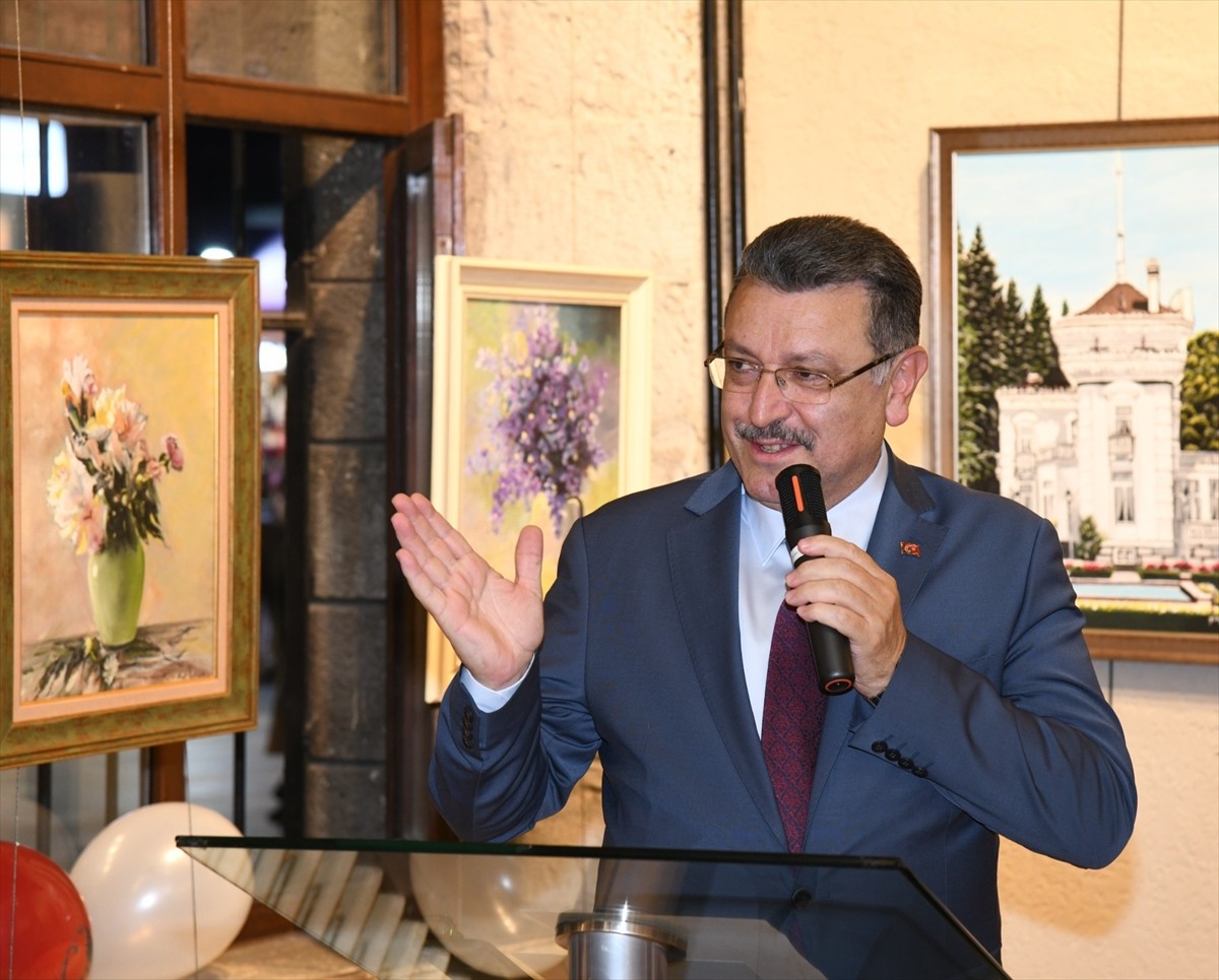 Trabzon'da 29 Ekim Cumhuriyet Bayramı dolayısıyla 44 sanatçının eserlerinden oluşan "Cumhuriyet'in...