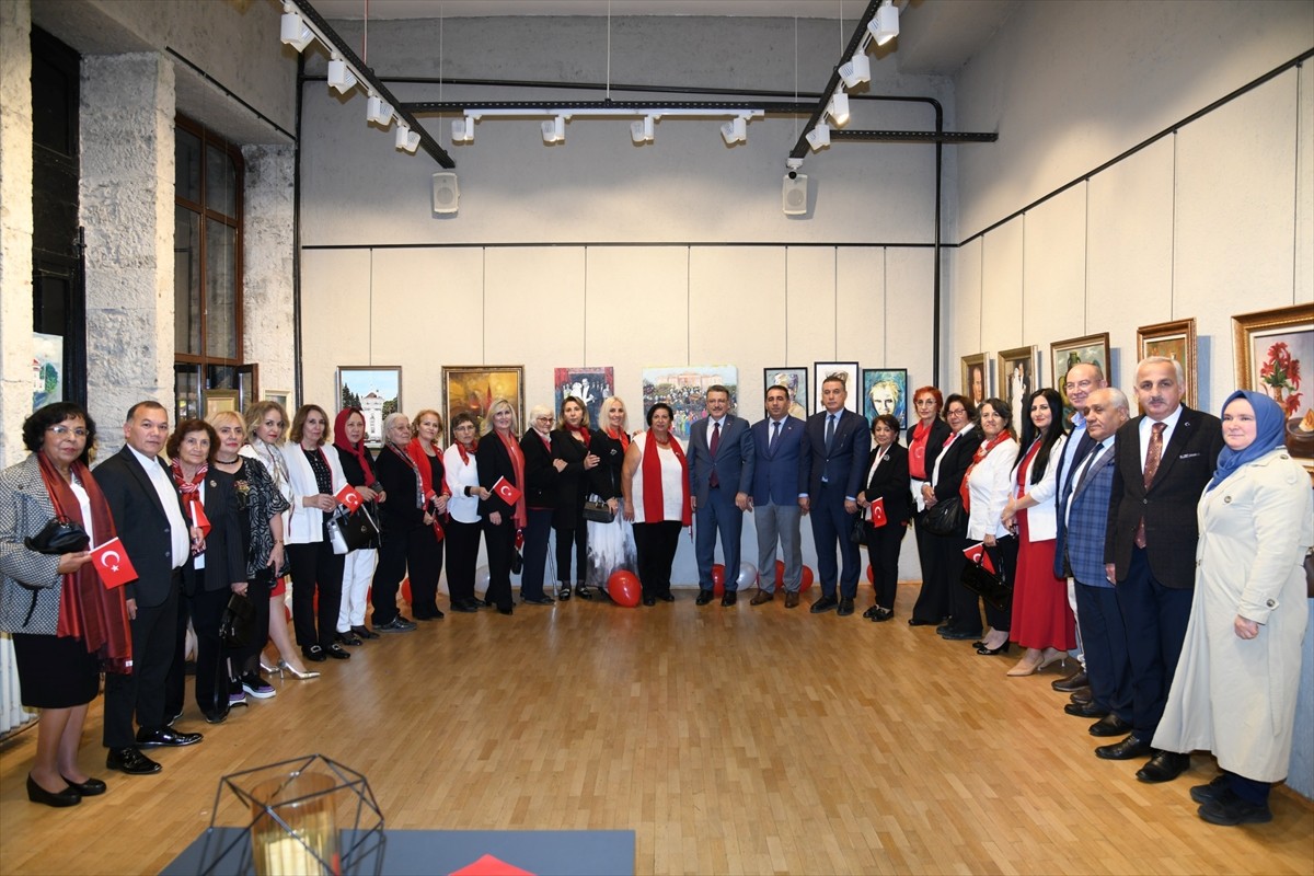Trabzon'da 29 Ekim Cumhuriyet Bayramı dolayısıyla 44 sanatçının eserlerinden oluşan "Cumhuriyet'in...