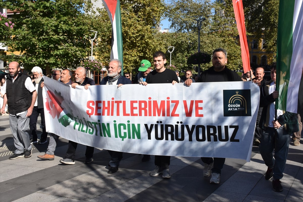 Trabzon'da bir araya gelen Özgür Aksa Platformu üyeleri, Filistin'e destek yürüyüşü yaptı. Atatürk...