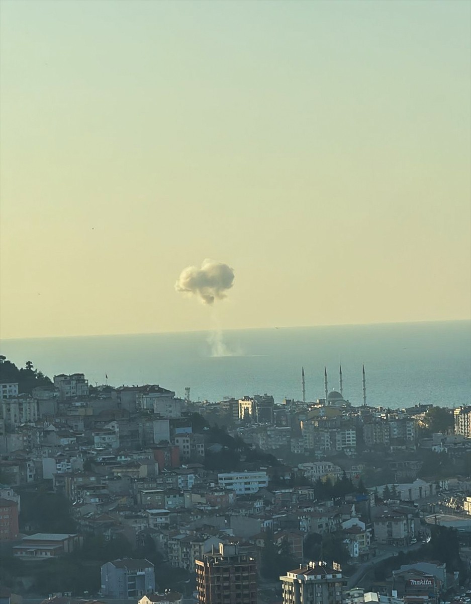 Trabzon'da denizde bulunan insansız deniz aracının kontrollü şekilde imha edildiği bildirildi. Öte...
