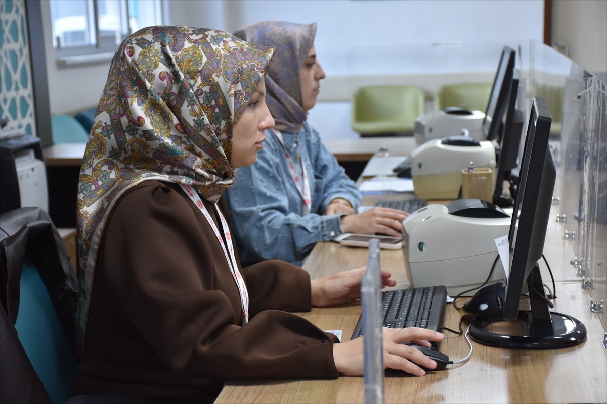 Trabzon'da yaşayan Sevilay Buğaz (solda), 5 yılda iki kez yakalandığı meme kanserini erken teşhis...