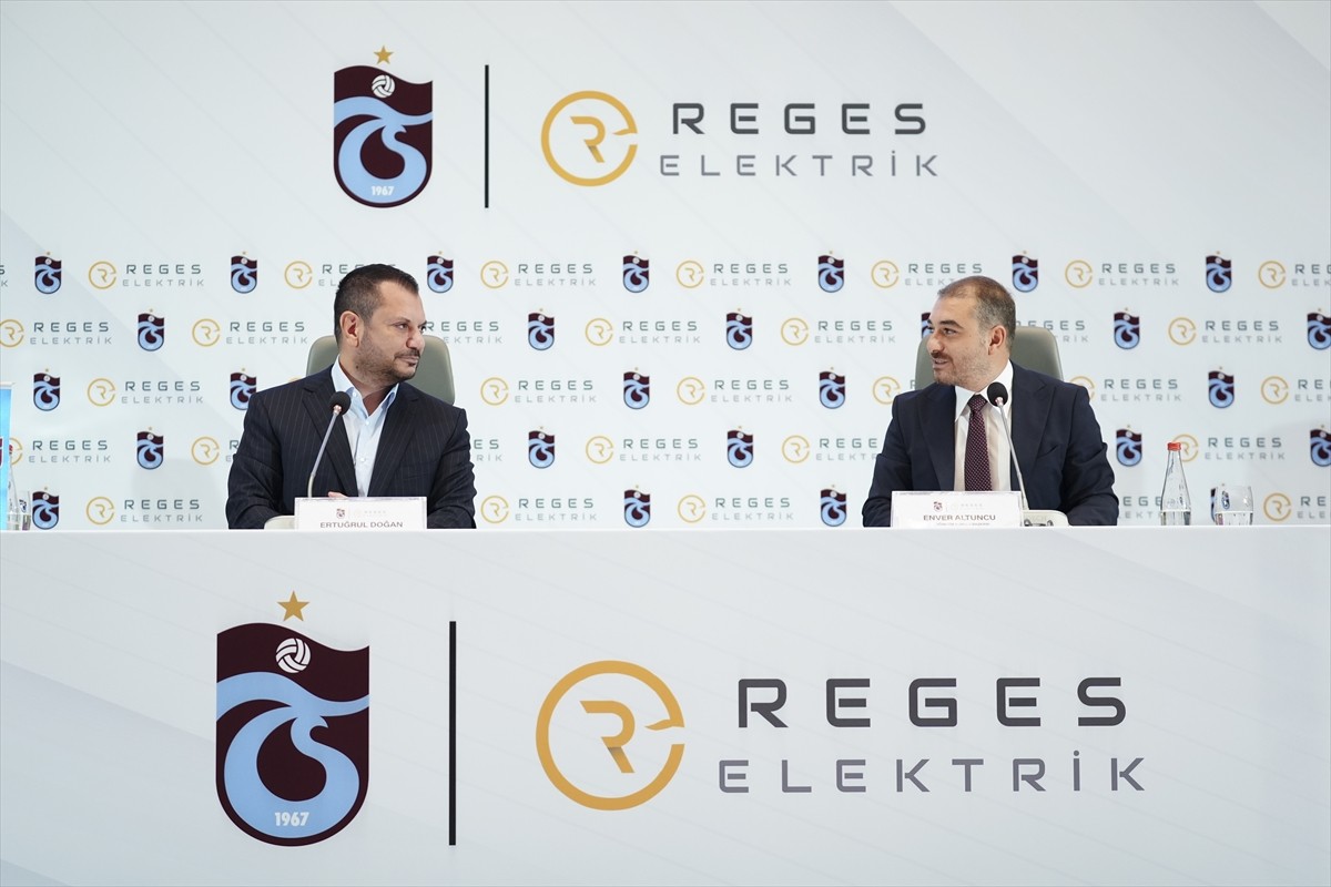 Trabzonspor ile Reges Elektrik arasındaki futbol takımı forma kol altı sponsorluğu anlaşmasının...