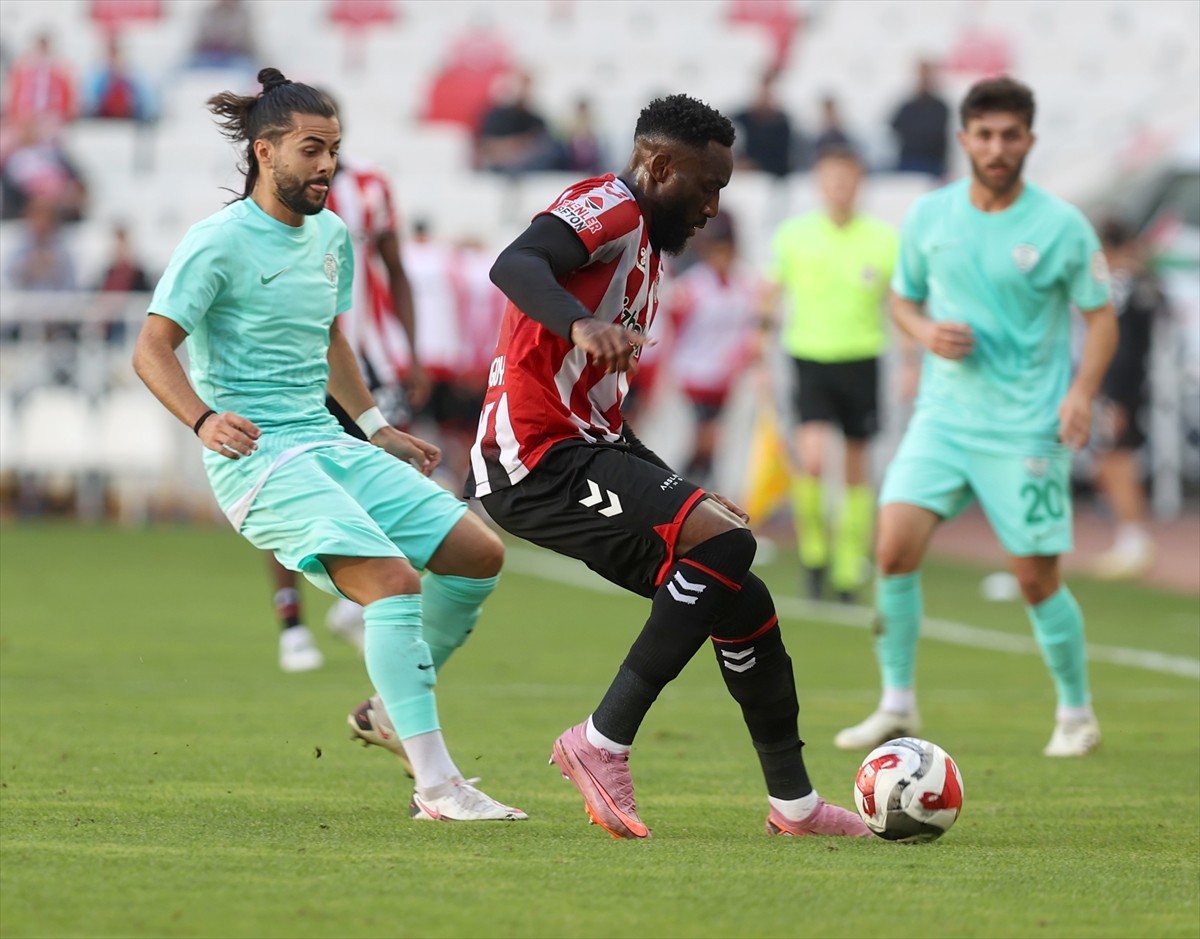 Trendyol 1. Lig'in 9. haftasında Özbelsan Sivasspor ile Serikspor, BG Grup 4 Eylül SBtadyumu'nda...