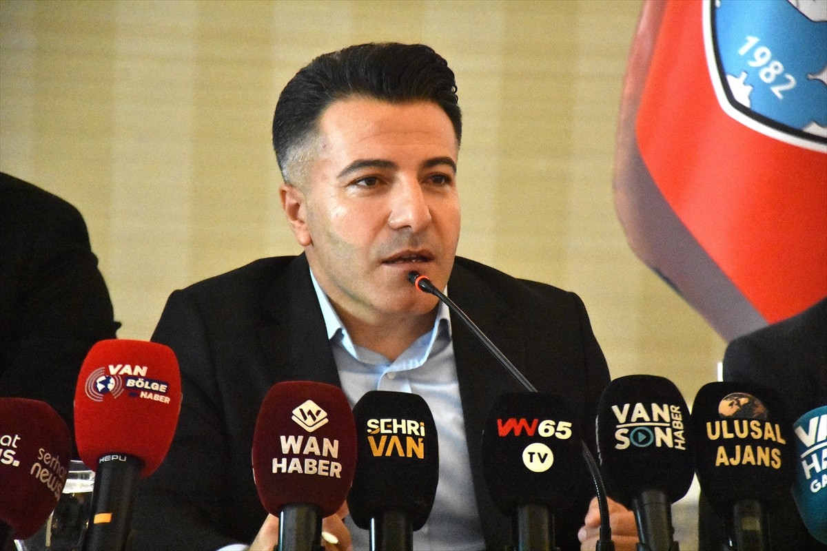 Trendyol 1. Lig ekiplerinden İmaj Altyapı Vanspor Futbol Kulübü Başkanı Erol Temel (sağ 3)...