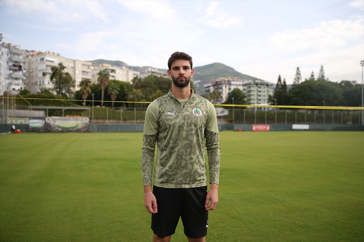 Trendyol Süper Lig ekiplerinden Corendon Alanyaspor'un Türkiye ve Romanya vatandaşlığı bulunan...