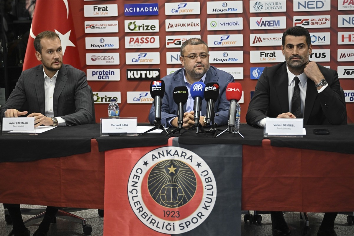 Trendyol Süper Lig ekiplerinden Gençlerbirliği, teknik direktör Volkan Demirel (sağda) için imza...