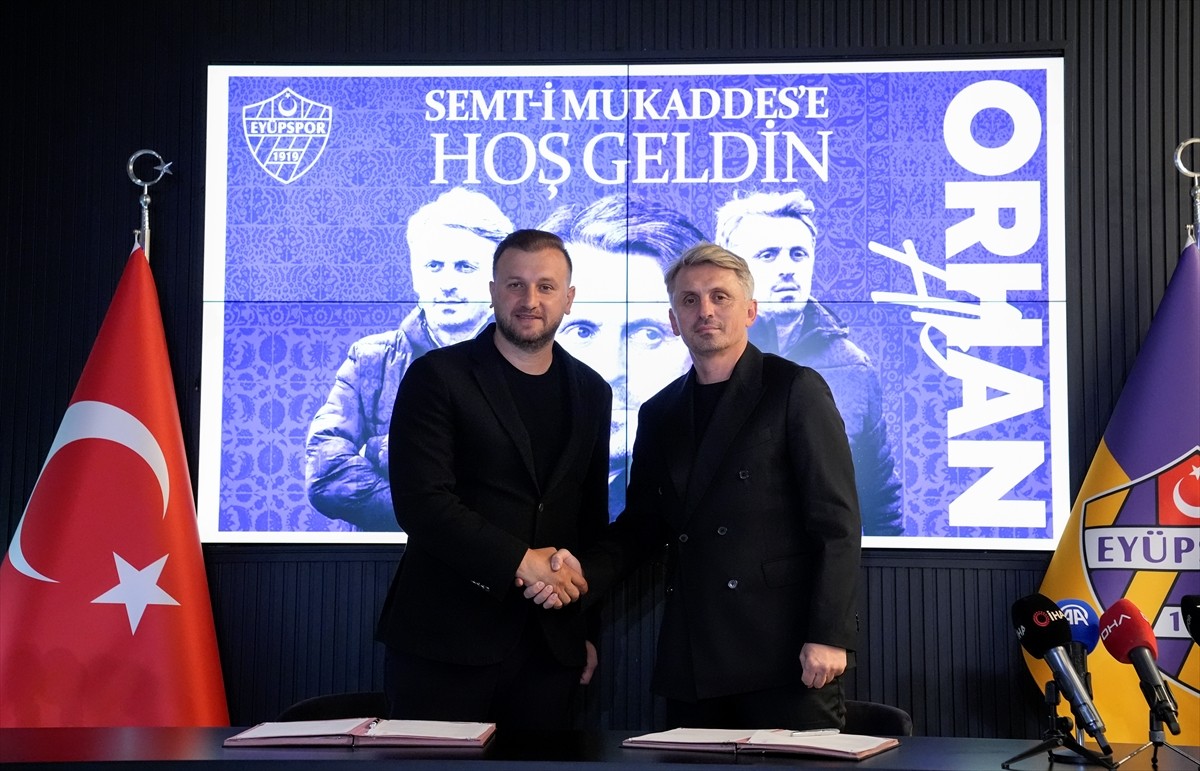 Trendyol Süper Lig ekiplerinden ikas Eyüpspor'da teknik direktörlük görevine getirilen Orhan Ak...