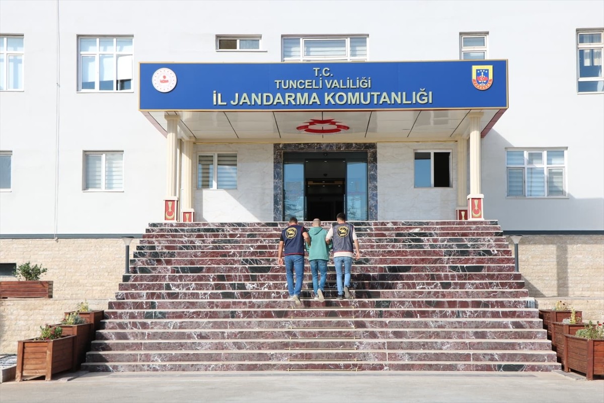 Tunceli'de, 16 ilde 29 ayrı suçtan aranan ve kesinleşmiş 10 yıl 7 ay hapis cezası bulunan firari...