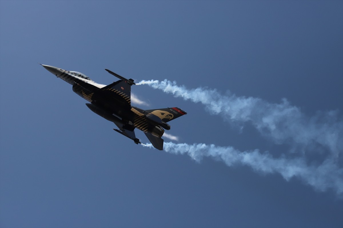 Türk Hava Kuvvetlerinin akrobasi timi SOLOTÜRK, UNESCO Dünya Mirası Listesi'ndeki Pamukkale'de...