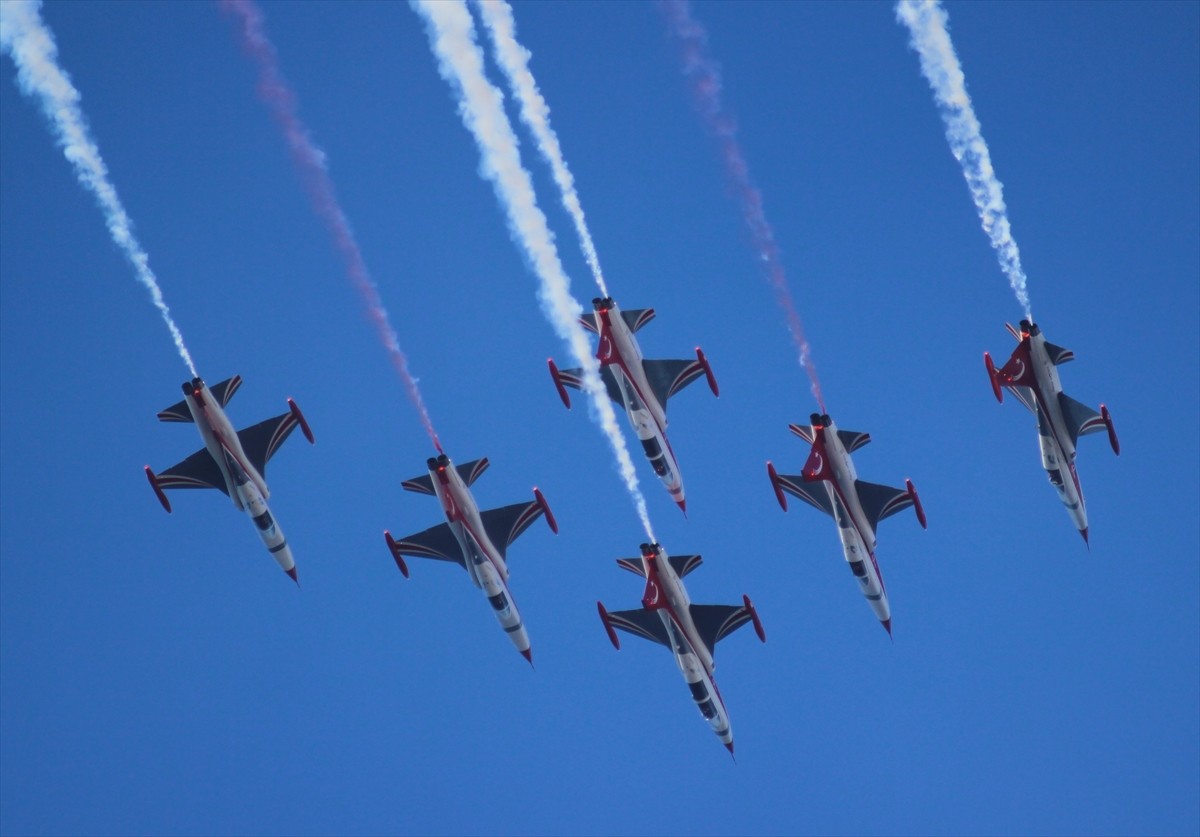 Türk Hava Kuvvetlerinin akrobasi timi Türk Yıldızları, Balıkesir'in Bandırma ilçesinde gösteri...